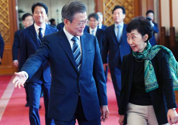 문재인 대통령이 4일 오전 청와대에서 최영애 신임 국가인권위원회 위원장에게 임명장을 수여한 뒤 함께 환담장으로 향하고 있다. 2018. 9. 4 도준석 기자 pado@seoul.co.kr 문재인 대통령이 4일 오전 청와대에서 최영애 신임 국가인권위원회 위원장에게 임명장을 수여한 뒤 함께 환담장으로 향하고 있다. 2018. 9. 4 도준석 기자 pado@seoul.co.kr