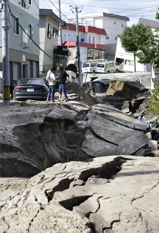 6일 새벽 일본 홋카이도에서 발생한 규모 6.7의 지진으로, 삿포로 시내 도로가 갈라졌다. AP뉴시스