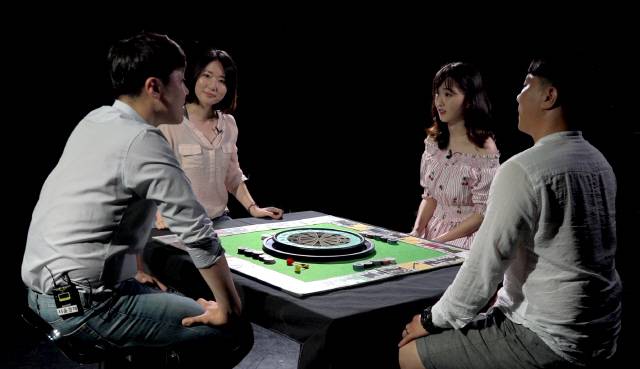 부루마블 대한민국 2018 게임에 참여한 정순구(왼쪽부터 시계방향으로) 서울경제신문 기자, 곽승희 월간 퇴사 편집장, 박서현 프리랜서 작곡가, 권두현 온나농장 대표가 게임 룰 설명을 듣고 있다.