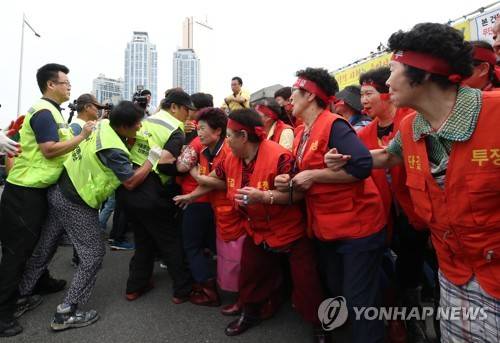 저항하는 구시장 상인들 (서울=연합뉴스) 김주성 기자 = 6일 오전 서울 동작구 노량진시장에서 구시장 상인들이 수협의 명도 강제집행에 맞서 저항하고 있다. 2018.9.6 utzza@yna.co.kr (끝)