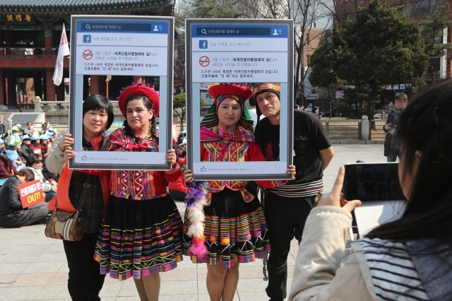 지난해 세계 인종차별철폐의 날(3월21일)을 이틀 앞두고 서울 보신각 앞에서 열린 기념대회에서 페루에서 온 여성 2명이 인종차별에 반대하는 내용의 알림판을 들고 기념사진을 찍고 있다. 박종식 기자 anaki@hani.co.kr