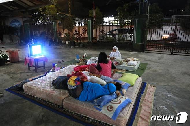 롬복섬 서부지역 마타람 주도에서 주민들이 여진을 피해 집 밖에 나와 잠을 자고 있다. <출처=자카르타포스트 갈무리> © News1