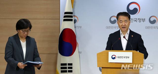 【서울=뉴시스】박주성 기자 = 박능후 보건복지부 장관이 9일 오후 서울 세종로 정부서울청사 브리핑룸에서 메르스(중동호흡기증후군) 확진자 관련 국무총리 주재 긴급 관계장관회의 결과 브리핑을 하고 있다. 2018.09.09. park7691@newsis.com