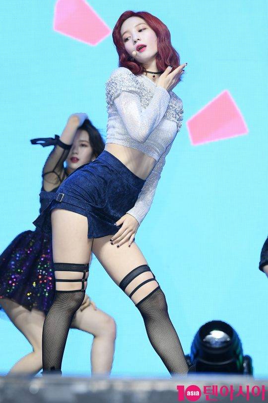 그룹 오마이걸 비니가 10일 오후 서울 광진구 예스24 라이브홀에서 열린 여섯 번째 미니음반 ‘리멤버 미(Remember me)’ 발매 기념 쇼케이스에서 멋진 무대를 펼치고 있다.