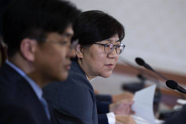 정은경(오른쪽) 질병관리본부장이 메르스 확산 방지 대책 등을 논의하기 위해 9일 오후 서울 세종로 정부서울청사에서 열린 긴급 관계 장관회의에 참석하고 있다. 최원석 기자