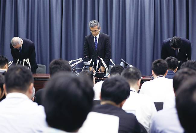 모리토모 사학 스캔들에 재무성도 공문서 조작에 가담한 사실이 드러나면서 재무성의 위상이 추락하고 있다. 야노 고지 재무성 관방장이 지난 6월 공문서 위조 기자회견에서 사과하고 있다. 사진 블룸버그