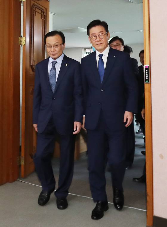 이해찬 더불어민주당 대표와 이재명 경기도지사가 11일 오전 경기도 수원시 경기도청에서 열린 더불어민주당-경기도 예산정책협의회에 참석하고 있다. 2018.9.11/뉴스1 <저작권자 © 뉴스1코리아, 무단전재 및 재배포 금지>