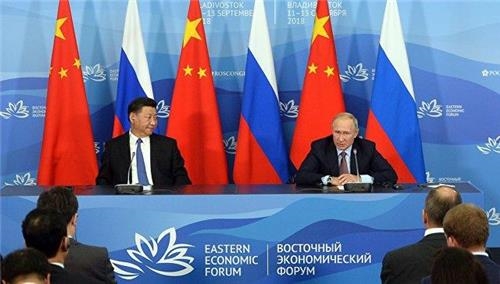 회담 뒤 공동기자회견하는 블라디미르 푸틴 대통령(오른쪽)과 시진핑 주석 [리아노보스티=연합뉴스]