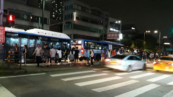 서울 지하철이 끊기는 심야 시간대에는 택시와 올빼미 버스 외에는 별다른 대중교통수단이 없어 야간에 이동하는 시민들의 불편이 작지 않다. [중앙포토]