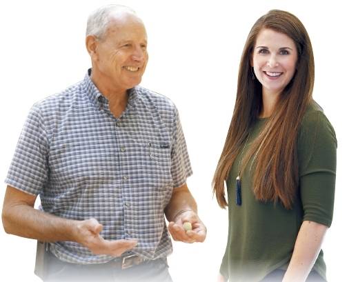 농장주 데이브 피픈(왼쪽)은 “아몬드 성장속도와 나무 높이를 조절하기 위해 복숭아나무와접붙이기를 한다”고 설명했다. 5세대 농업인 미쉘 페니는 “아몬드를 다음 세대까지 이어가도록만드는 것이 꿈”이라고 전했다.