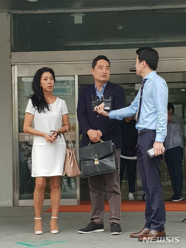 【성남=뉴시스】이병희 기자 = 이재명 경기도지사의 '여배우 스캔들' 의혹을 제기한 배우 김부선씨와 강용석 변호사가 14일 오후 5시26분께 경기 성남분당경찰서에서 조사를 받고 나와 취재진의 질문에 대답하고 있다. 2018.09.14. heee9405@naver.com