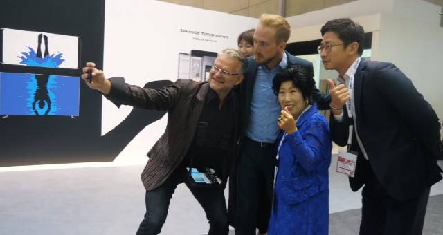 IFA 2018에서 최신 기기를 체험하는 박막례 할머니의 모습. /출처=유튜브 캡처