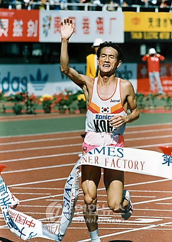 베이징 아시안게임 마라톤 김원탁 1990년 베이징 아시안게임 남자 마라톤에서 우승한 김원탁 씨. [연합뉴스 자료사진]