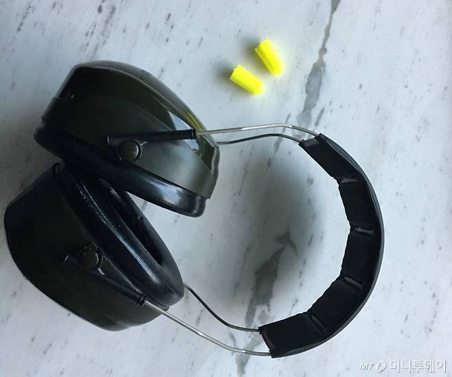 소음 차단을 위해 사용한 귀덮개와 귀마개. 완전히 안 들리진 않았지만 대화 대부분이 들리지 않았다. 청각 장애인을 헤아리고 싶었다. 샤워할 때 외에는 모두 차고 있었다. 오래 사용하니 땀이 차고(약간의 냄새) 귀에 통증이 느껴지기도 했다./사진=남형도 기자