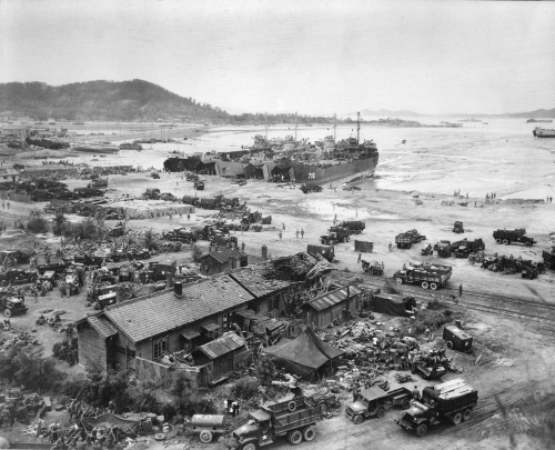 상륙작전 하루 뒤인 1950년 9월 16일 인천항에 상륙함들이 도착, 병력과 장비를 하역하고 있다.   미국 해군 제공