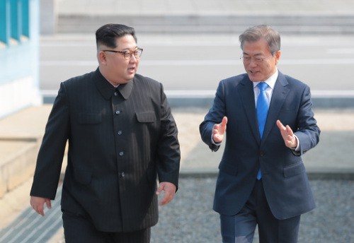 1차 남북정상회담이 열린 4월 27일 오전 문재인 대통령과 김정은 북한 국무위원장이 판문점에서 만나 걸어내려오고 있다.   사진공동취재단