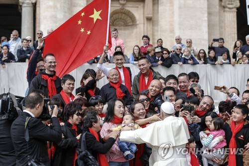 지난 4월 바티칸에서 프란치스코 교황이 중국 국기를 흔들고 있는 신자들에게 인사하는 모습 [EPA=연합뉴스 자료사진]