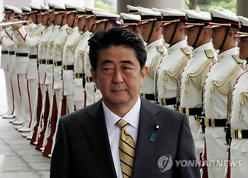 일본 도쿄(東京) 방위성에서 열린 자위대 고위급 회의에 참석한 아베 총리가 의장대를 사열하는 모습. [AFP=연합뉴스 자료사진]