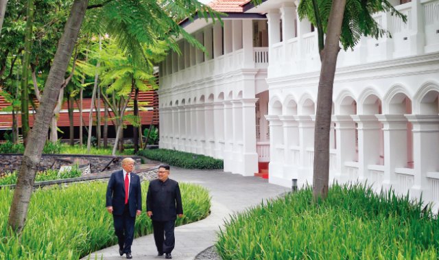 6월 12일 도널드 트럼프 미국 대통령(오른쪽)과 김정은 북한 국무위원장이 업무 오찬을 마친 뒤 싱가포르 카펠라 호텔 내 정원을 통역관 없이 대화하며 산책하고 있다. [사진 제공 · 스트레이츠타임스]
