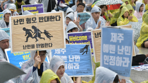 난민 옹호 시민단체 회원들이 16일 서울 종로 보신각 앞에서 ‘난민과 함께하는 행동의 날’ 집회를 열고 근거 없는 편견과 인종차별을 규탄하고 있다. 하상윤 기자