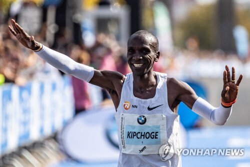 킵초게 "내가 마라톤 세계 기록 보유자" (베를린 EPA=연합뉴스) 엘리우드 킵초게(케냐)가 16일 독일 베를린에서 열린 2018 베를린 마라톤에서 2시간 01분 39초의 세계 신기록을 세운 뒤 기뻐하고 있다.