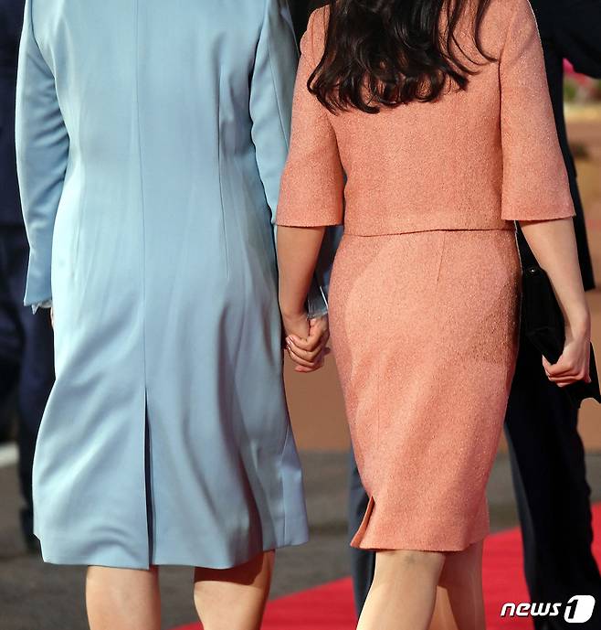 김정숙 여사가 지난달 27일 판문점에서 2018 남북정상회담 환송공연 후 리설주 여사와 손을 잡고 함께 걷고 있는 모습. (청와대 제공) 2018.5.10/뉴스1