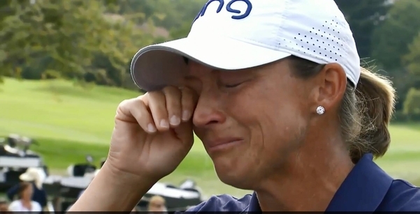 미국의 베테랑 골퍼 앤절라 스탠퍼드가 16일 LPGA투어 메이저대회 에비앙 챔피언십에서 극적인 우승을 차지한 뒤 암투병 중인 어머니 이야기를 하다 눈물을 터뜨렸다./미국 NBC 화면 캡처
