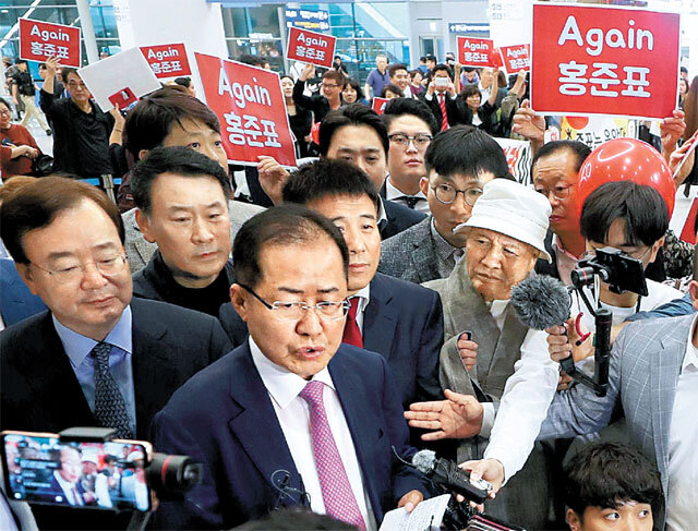 지방선거 패배 직후 미국으로 떠났던 홍준표 전 한국당 대표는 15일 인천국제공항을 통해 귀국하며 “때가 되면  고난의 여정을 다시 시작하겠다”고 밝혔다. 인천=뉴시스