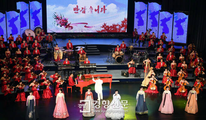 남북 정상 내외가 참석해 18일 평양대극장에서 열린 삼지연 관현악단의 환영공연에서 단원들이 열띤 공연을 펼치고  있다 . 2018.9.18  /평양사진공동취재단