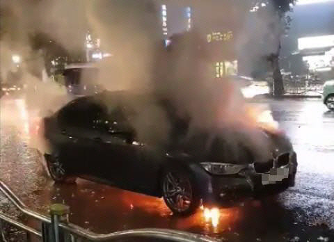 BMW 320i 차량 화재 모습. <연합뉴스>