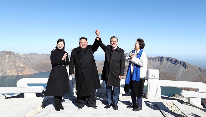 문재인 대통령과 김정숙 여사, 김정은 북한 국무위원장과 리설주 여사가 20일 백두산 천지에 올라 함께 기념 사진을 찍고 있다. 평양사진공동취재단 문재인 대통령과 김정숙 여사, 김정은 북한 국무위원장과 리설주 여사가 20일 백두산 천지에 올라 함께 기념 사진을 찍고 있다. 평양사진공동취재단