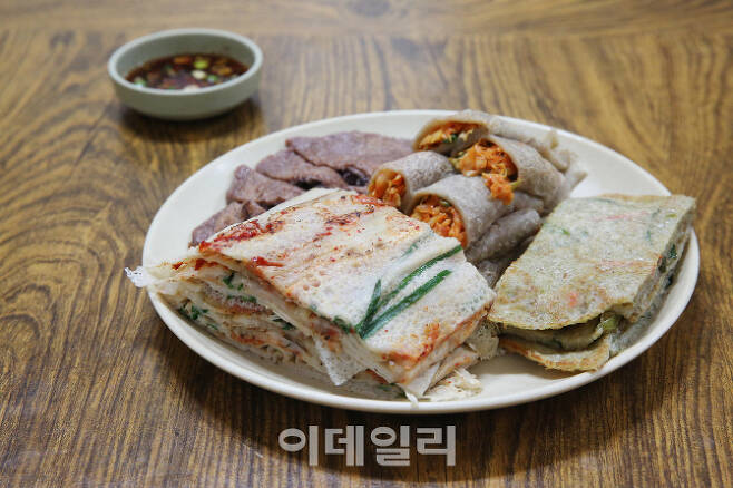 메밀전병과 메밀로 만든 부침개 요리(사진=한국관광공사)