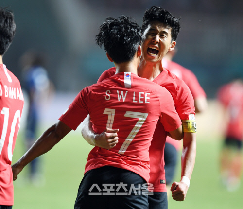 이승우가 지난 1일 인도네시아 보고르에서 열린 아시안게임 남자축구 결승전 일본과 경기에서 선제골을 넣은 뒤 손흥민과 환호하고 있다. 보고르 | 최승섭기자 thunder@sportsseoul.com
