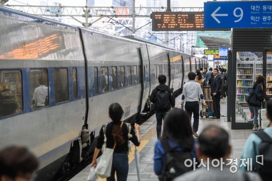 추석 연휴를 하루 앞둔 21일 서울역 승강장에서 귀성객들이 열차에 탑승하기 위해 이동하고 있다./강진형 기자aymsdream@