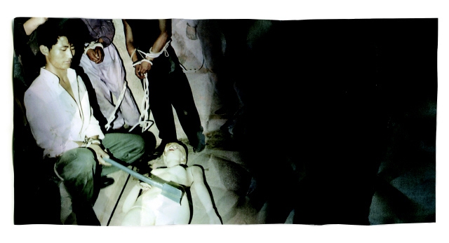 전남 영광군 불갑면 금계리 연쇄 납치 살인조직 '지존파' 일당의 아지트에서 열린 현장검증에서 범인 김현양이 도끼로 피해자 대역인 마네킹을 내리치는 장면을 재연하는 모습. <한겨레> 자료 사진.