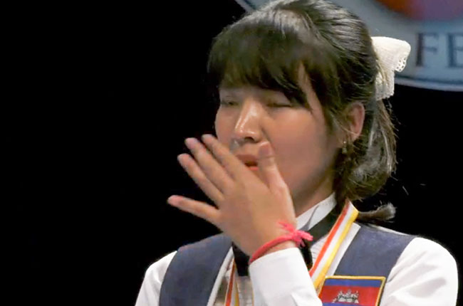 생애 첫 세계여자3쿠션선수권대회에 출전한 캄보디아의 스롱 피아비는 세계적인 기량을 선보이며 대회 공동 3위에 올랐다. 시상대에 오른 스롱피아비가 눈물을 흘리고 있다. (사진=코줌중계화면)
