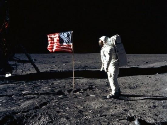 1969년 7월 20일 미국의 아폴로 11호 우주인 중 한 명인 애드윈 올드린이 인류 처음으로 달에 첫발을 내딛고 미국 성조기를 꽂고 있다.=서울신문 포토라이브러리