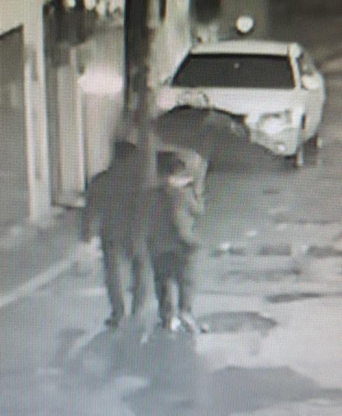 지난 3월 18일 오후 11시 38분께 A씨와 B씨가 함께 집으로 들어가는 모습이 찍힌 CCTV [대전지방경찰청 제공=연합뉴스]