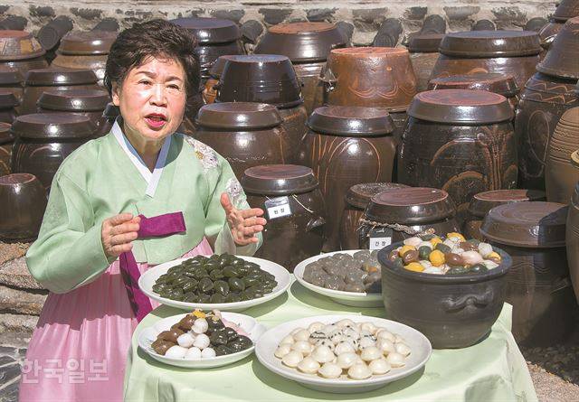 한국전통음식연구소 이명숙 원장은 “차려놓은 상이 얕거나 좁으면 불효라는 인식 때문에 차례상이 점점 화려해졌다”며 “음식의 양은 중요하지 않고, 정성을 들여 깨끗하게 차려내는 게 바람직하다”고 말했다. 류효진 기자