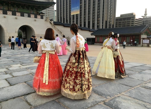21일 경복궁을 방문한 관람객들이 퓨전 한복을 입고 있다./김은영 기자