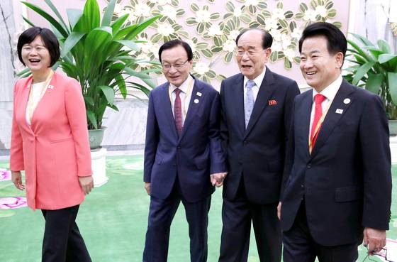 문재인 대통령의 남북정상회담 특별수행원 자격으로 평양을 찾은 여야 3당 대표가 19일 오전 평양 만수대의사당에서 김영남 최고인민회의 상임위원장과 면담을 위해 접견실로 향하고 있다. 왼쪽부터 이정미 정의당 대표, 이해찬 더불어민주당 대표, 김영남 상임위원장, 정동영 민주평화당 대표. 평양사진공동취재단