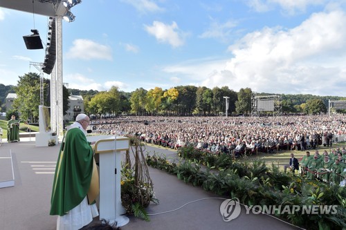 리투아니아에서 미사에 참석한 교황 [로이터=연합뉴스]