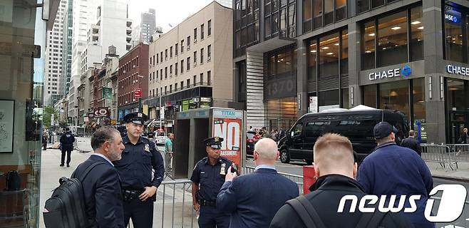 뉴욕 경찰이 거리통행을 차단하자, 출근길 시민들이 우회도로를 묻고 있다.© News1 홍기삼 기자