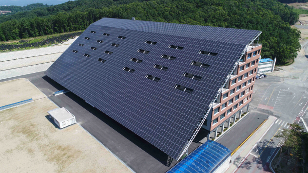 외벽면을 활용한 도시형 태양광발전소가 구축된 KCC 중앙연구소 종합연구동 전경. (사진=KCC)
