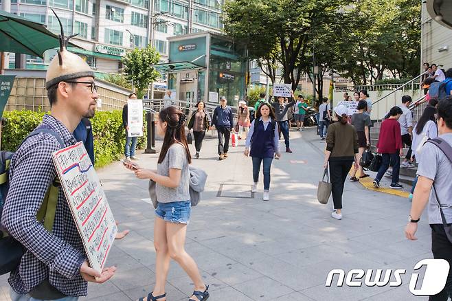 정영두 안무가(왼쪽)를 비롯해 무용인들이 지난 23일 서울 서초구 서초동 남부터미널에서 모여 '문체부 블랙리스트 이행계획' 규탄 시위를 벌이고 있다.© News1