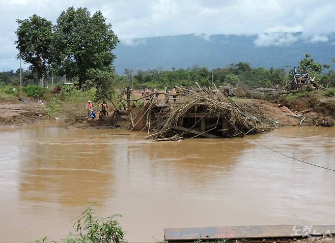 세피안-세남노이 댐 사고로 끊어진 라오스 쎄삐안 강의 교량(사진=에너지기후정책연구소 이영란 라오재생가능에너지지원센터장 제공)