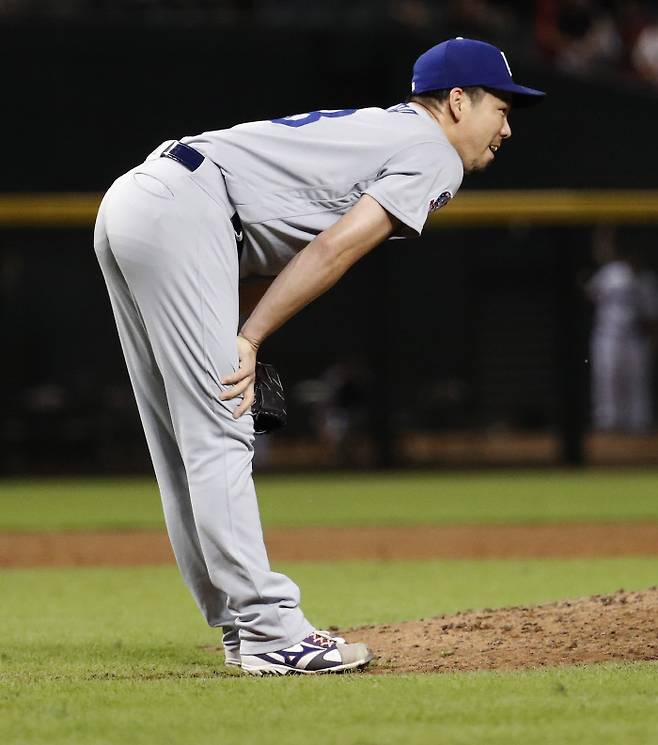 다저스 투수 마에다가 25일(한국시간) 애리조나와의 경기에서 에스코바에게 홈런을 허용한 뒤 마운드 위에서 허탈한 표정을 짓고 있다. AP연합