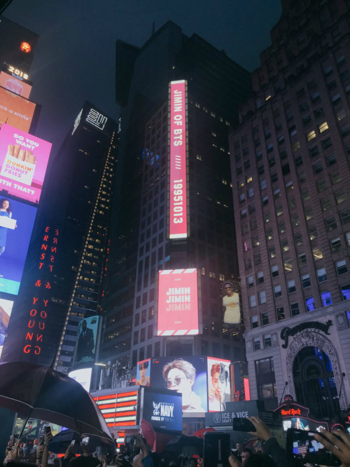 뉴욕 타임스스퀘어 대형전광판에 방탄소년단 지민의 영상이 게재됐다.