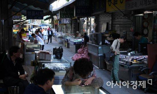 시계에 관해서라면 못 구할 것이 없고, 또 못 고칠 것이 없는 골목에선 시계와 인연을 맺은 다양한 사람들을 만날 수 있다.