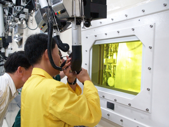 한국원자력연구원에서 연구자들이 방사능 차폐시설과 로봇팔을 이용해 사용후 핵연료를 차세대 고속증식로의 핵연료로 재활용하는 ‘파이로 프로세싱’ 기술을 연구하고 있다.  <한겨레> 자료사진